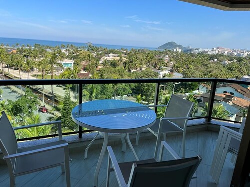 Ocean view, 3 bedrooms, beach service and close to everything in Riviera.
