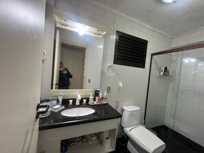 Shower, hair dryer - Ocean view, 3 bedrooms, beach service and close to everything in Riviera. (Bertioga)