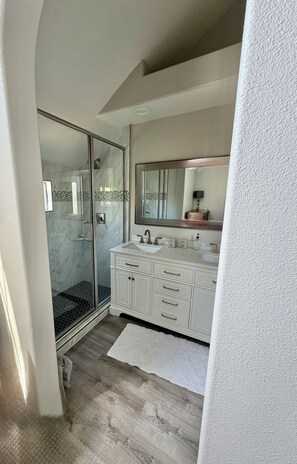 Dusche, Haartrockner, Handtücher, Seife