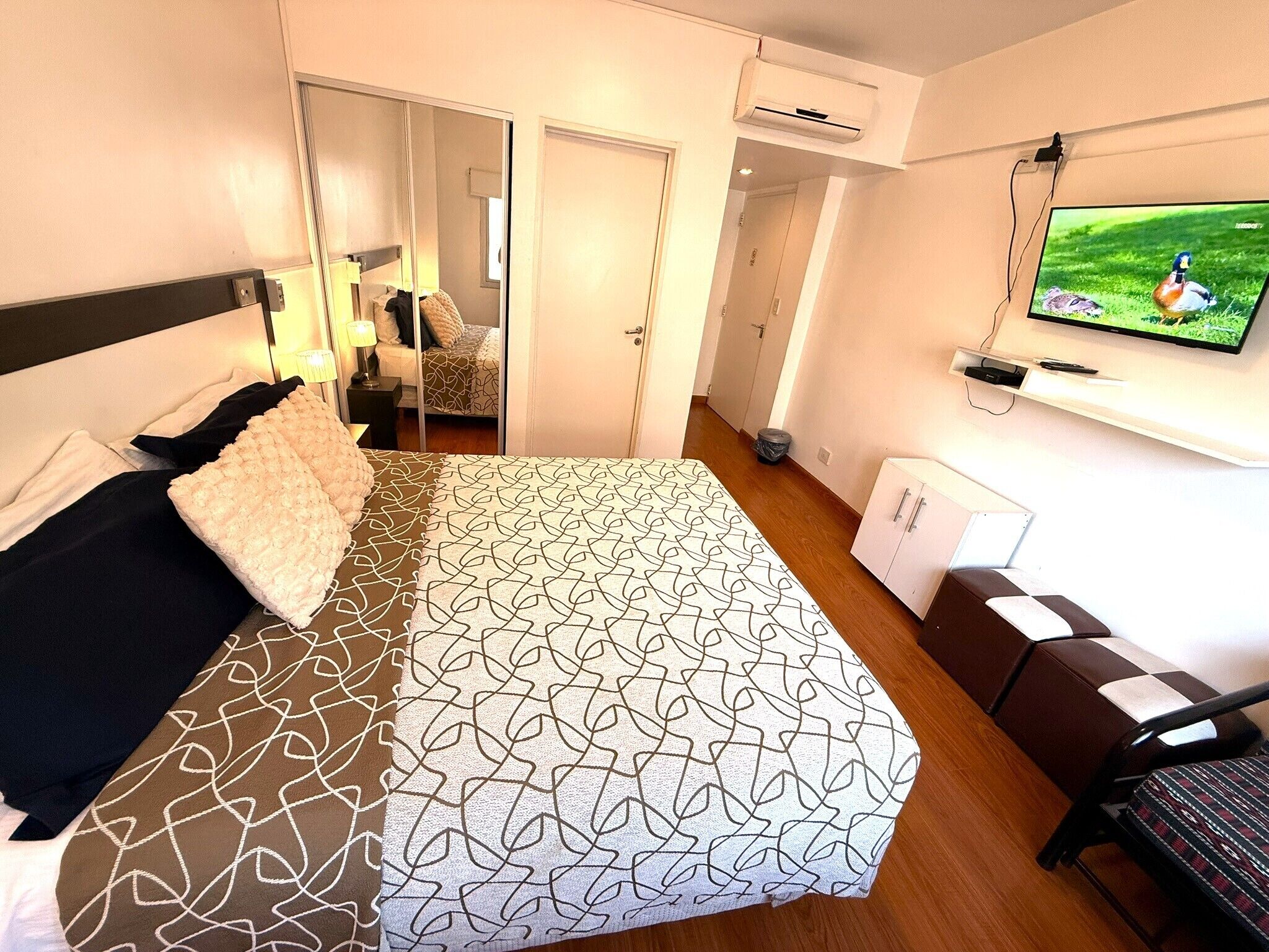 Habitación estándar con 1 cama matrimonial o 2 individuales, vista a la ciudad | Cortinas blackout, tabla de planchar con plancha y wifi gratis 