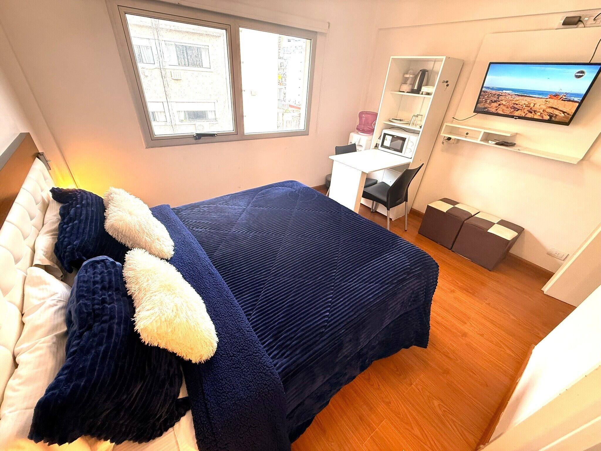 Quarto casal ou duplo superior, vista para a cidade | Cortinas blackout, ferros/tábuas de passar roupa, Wi-Fi de cortesia