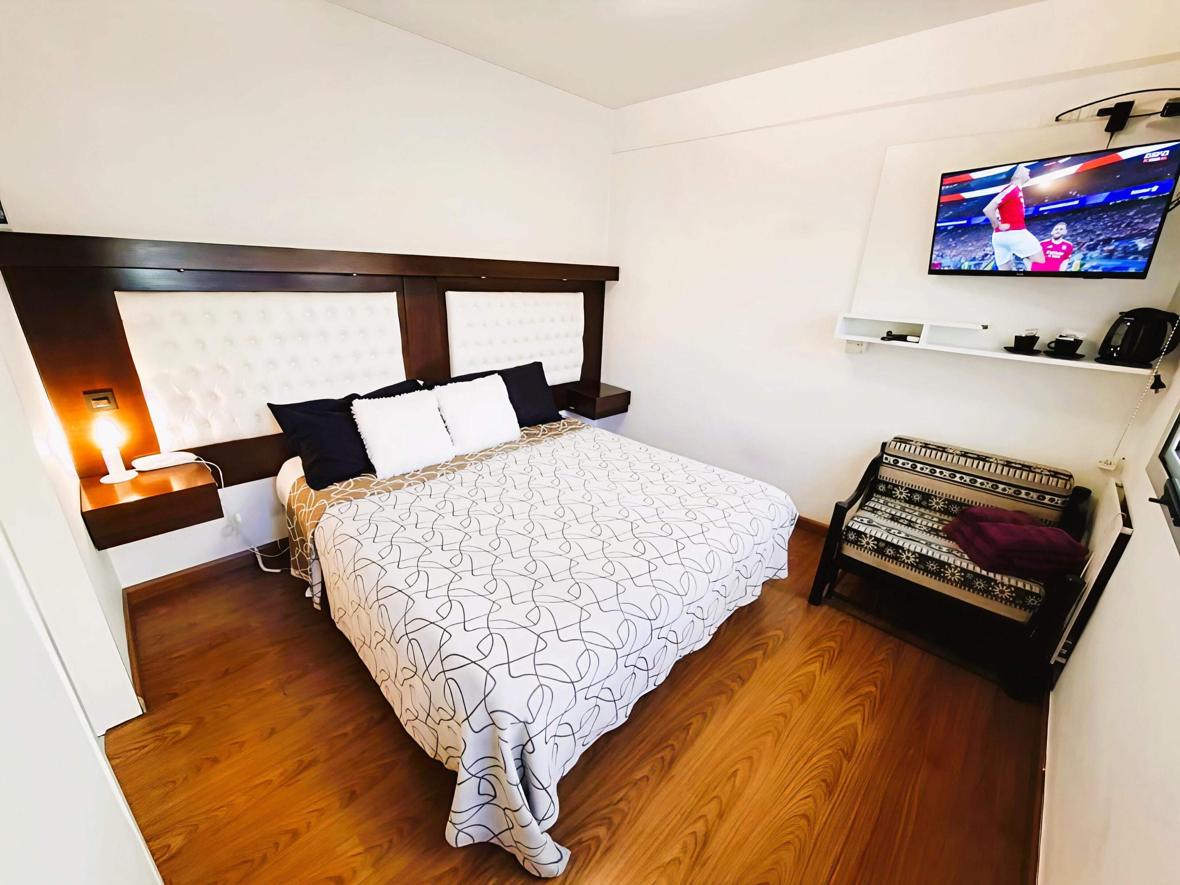 Habitación básica con 1 cama matrimonial o 2 individuales | Cortinas blackout, tabla de planchar con plancha y wifi gratis 
