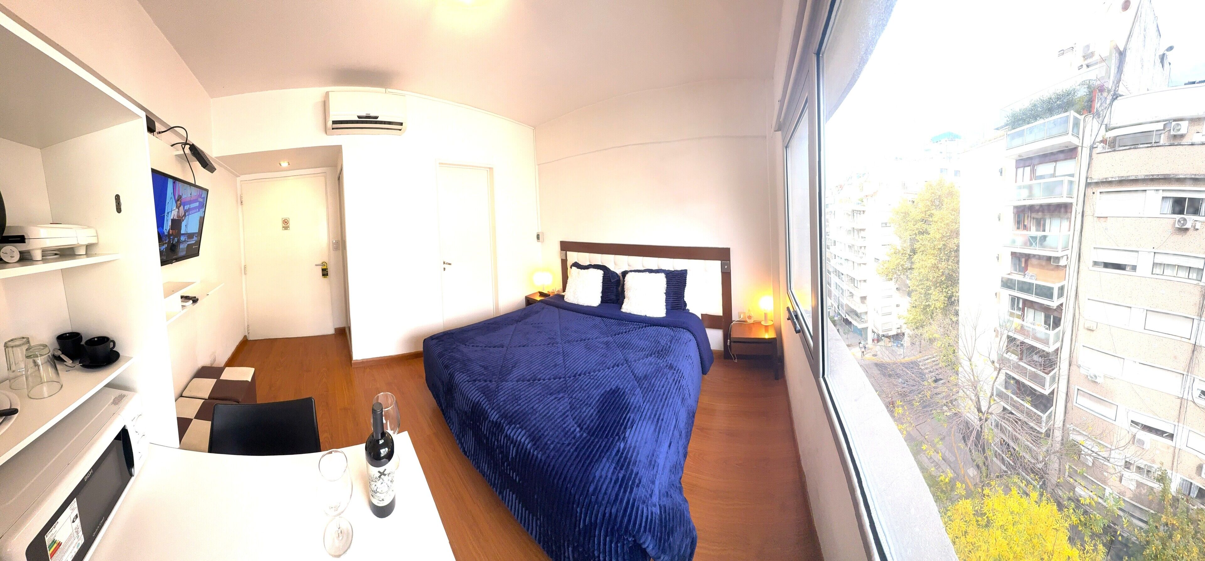 Habitación superior con 1 cama matrimonial o 2 individuales, vista a la ciudad | Cortinas blackout, tabla de planchar con plancha y wifi gratis 