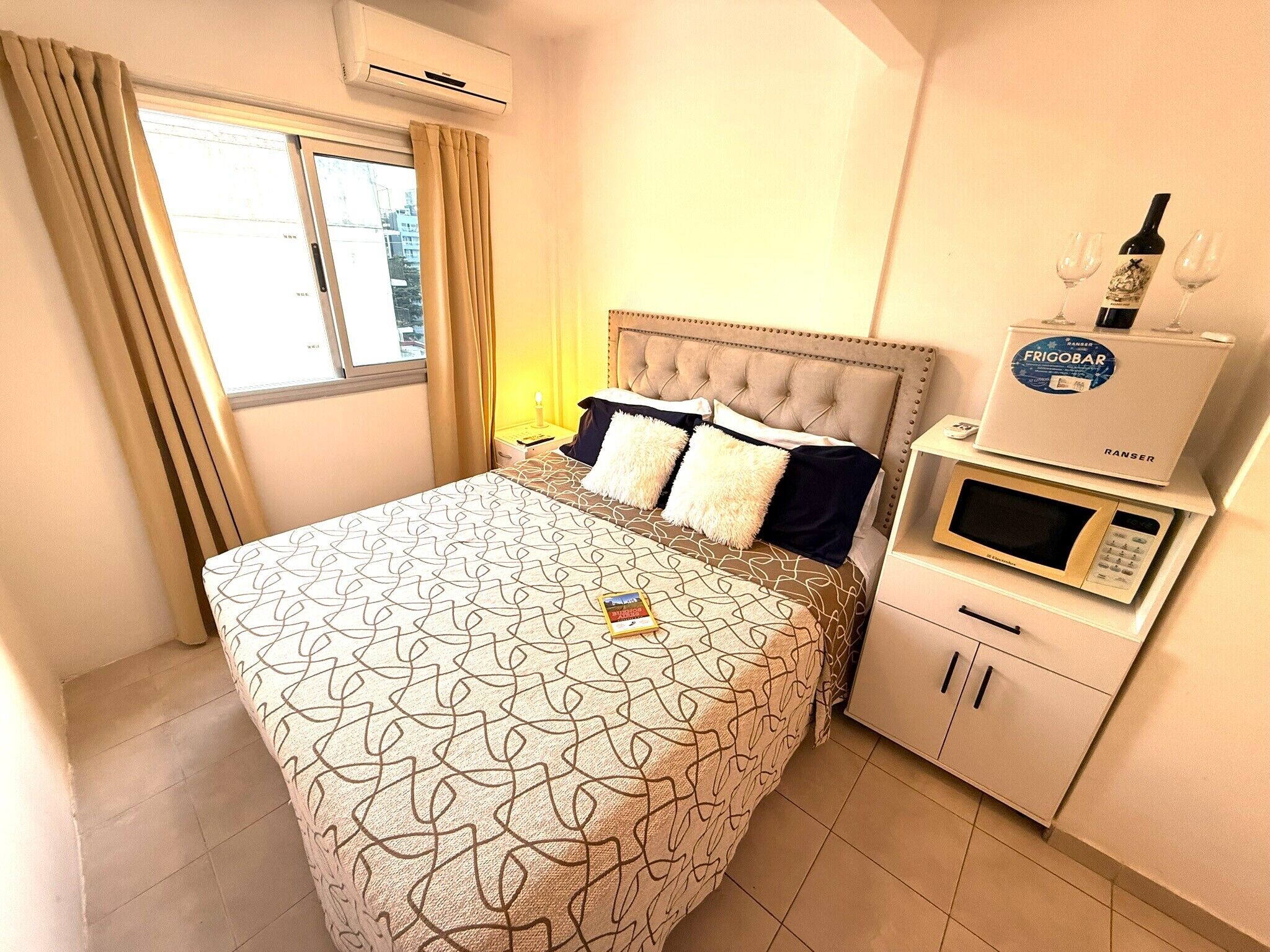 Cortinas blackout, tabla de planchar con plancha y wifi gratis 