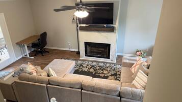 Una Smart TV, una chimenea