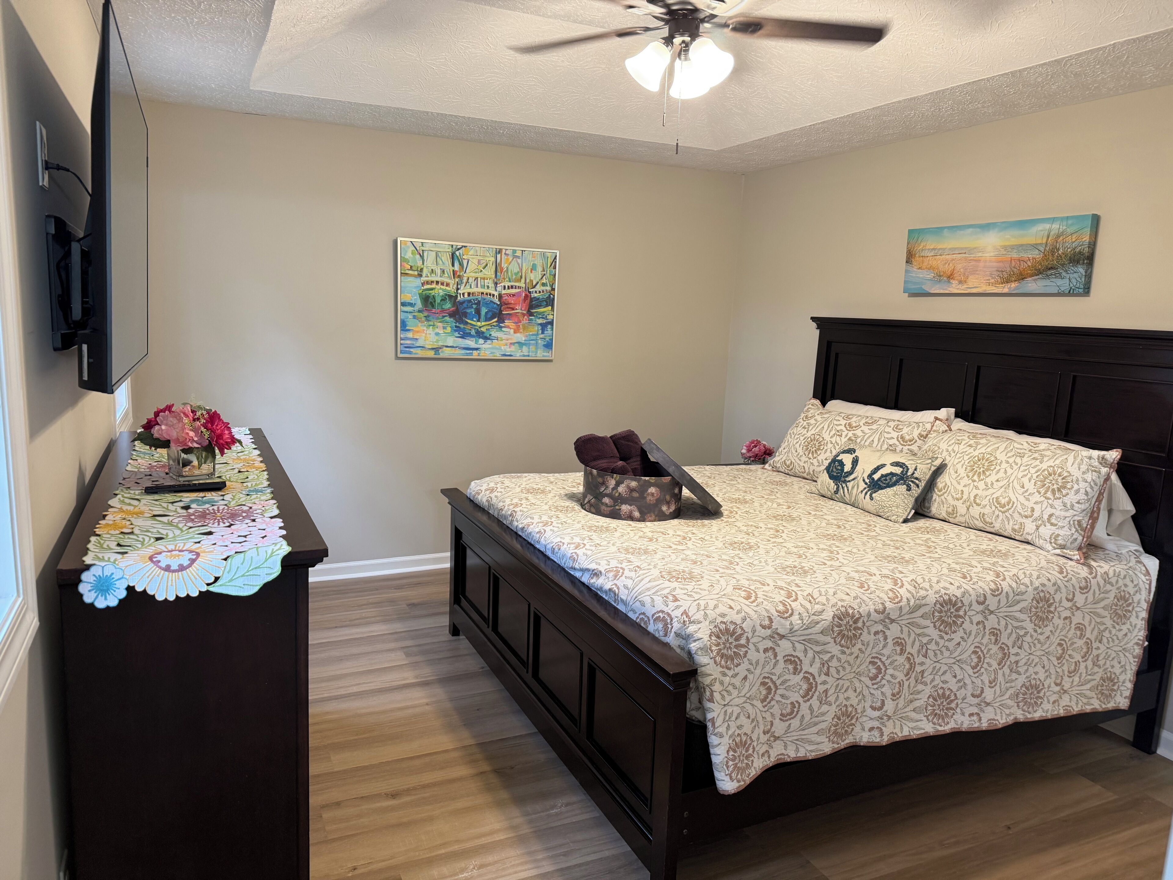 3 bedrooms, desk, iron/ironing board, travel crib