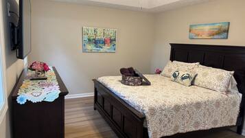 3 bedrooms, desk, iron/ironing board, travel crib