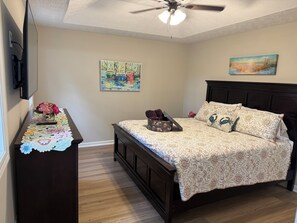 3 bedrooms, desk, iron/ironing board, travel cot - Newly renovated Lake House near Lake Lanier & Holiday Marina in Buford, Georgia. (Buford)