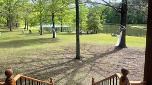 Um parque com mesas de piquenique e pessoas.