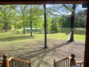 Ein Park mit Picknicktischen und Menschen.