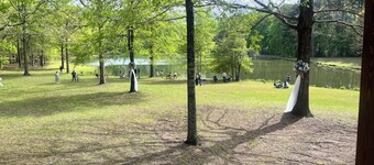 4-bedroom house in awesome Hampton with cool AC beautiful 7 acre lake. remodeled