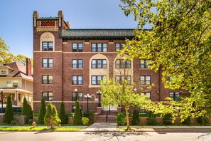 Exterior - 2BR Apt, Free Parking, Sleeps 6, Near NYC (East Orange)