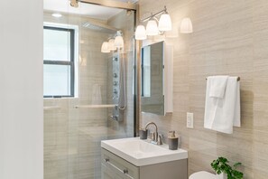 Shower, towels, shampoo - 2BR Apt, Free Parking, Sleeps 6, Near NYC (East Orange)