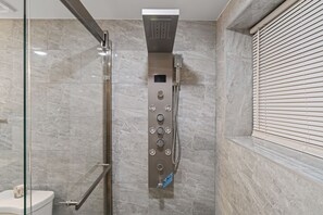 Shower, towels, shampoo - Penthouse w Private Terrace and Hot Tub, Parking (East Orange)