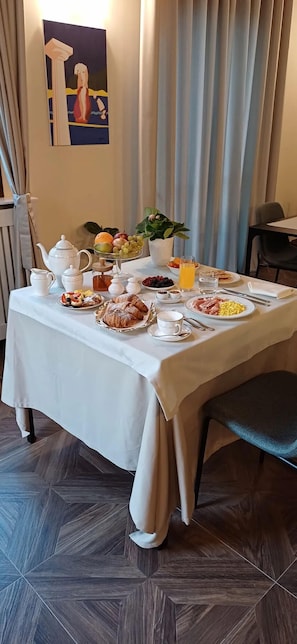Free daily buffet breakfast