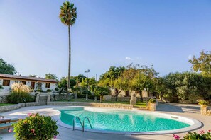 Una piscina al aire libre
