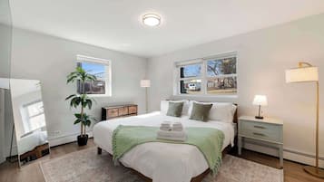 Desk, iron/ironing board, WiFi, bed sheets