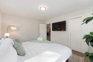Escritorio, tabla de planchar con plancha, wifi y ropa de cama