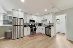Geladeira, micro-ondas, fogão, cooktop