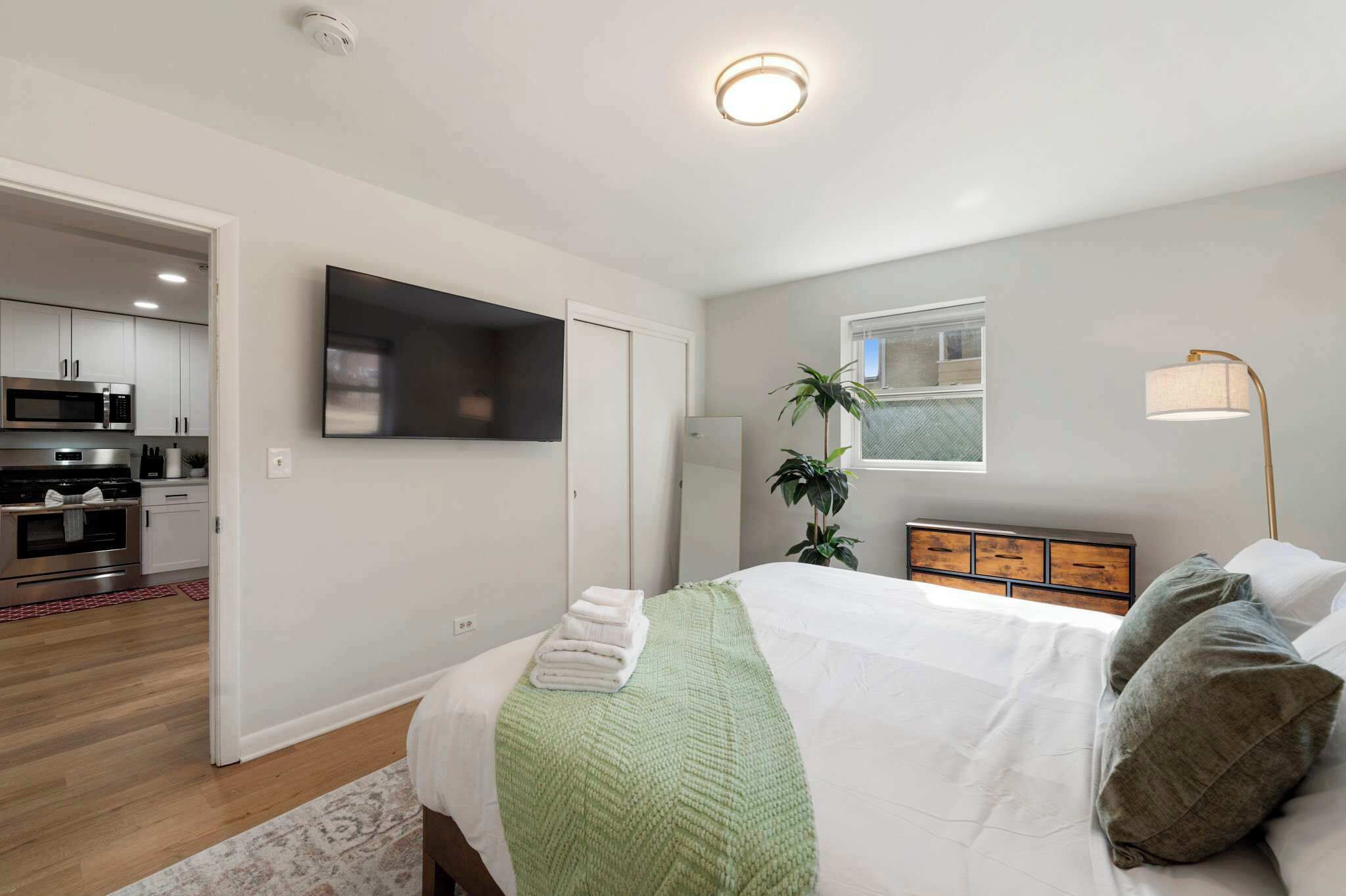 Desk, iron/ironing board, WiFi, bed sheets