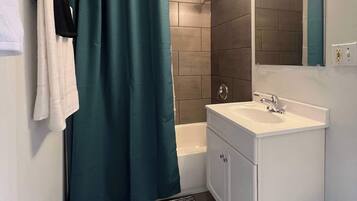 Ducha, secador de pelo, toallas, shampoo