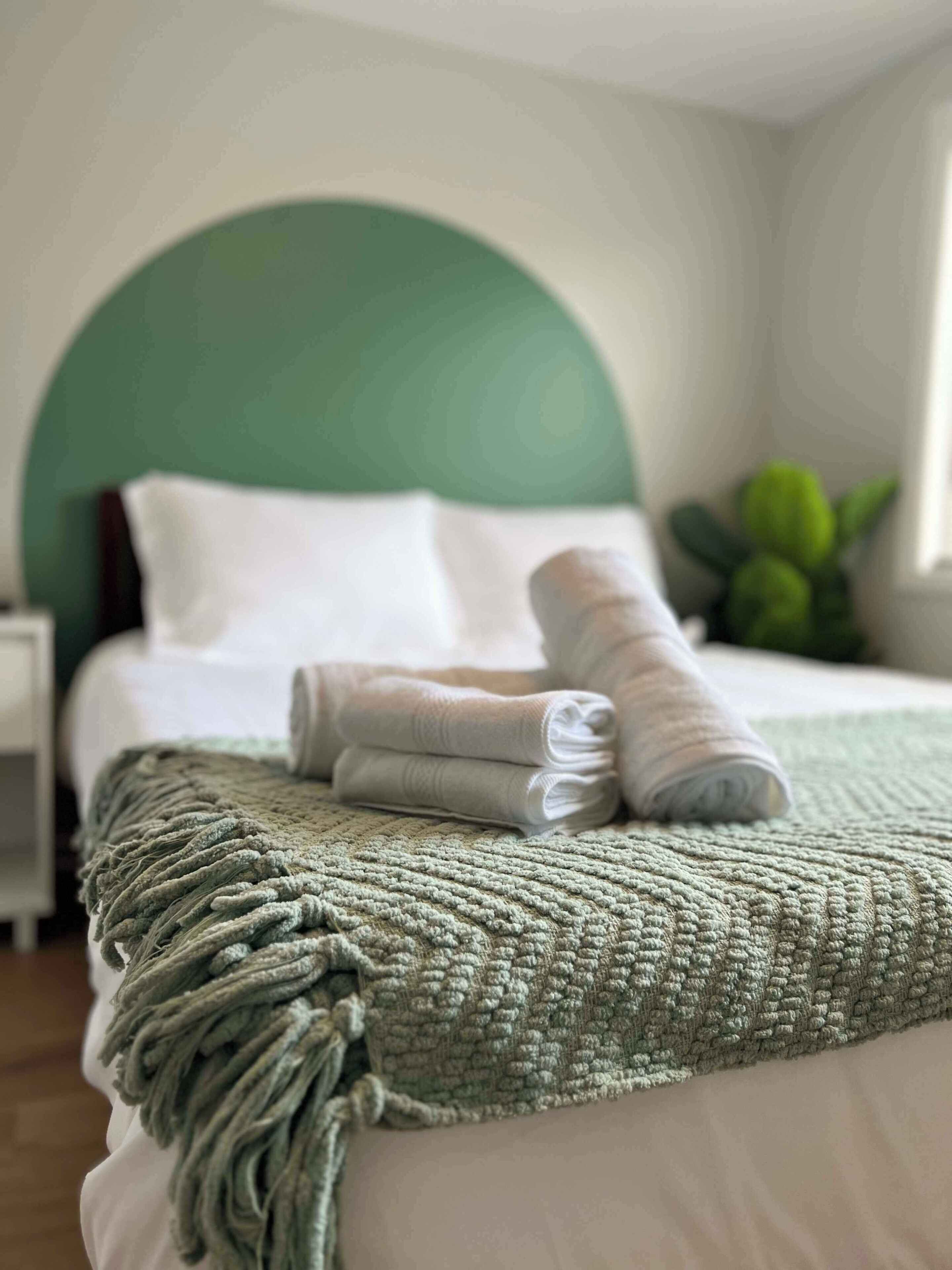 Escritorio, tabla de planchar con plancha, wifi y ropa de cama 