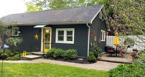 Exterior - Private, Quiet, 1 BR 1 Bath Chardon Guesthouse w AC (Chardon)