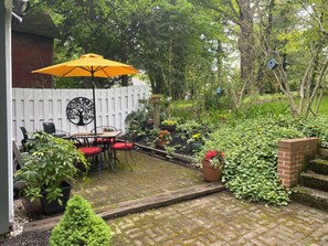 Outdoor dining - Private, Quiet, 1 BR 1 Bath Chardon Guesthouse w AC (Chardon)