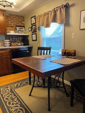 Dining - Private, Quiet, 1 BR 1 Bath Chardon Guesthouse w AC (Chardon)