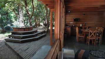 Cabana clássica, vista para o rio | Opções para refeição ao ar livre