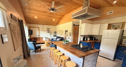 Cozy Beach Cottage - Oceanview Walk To The Beach & Pet Friendly
