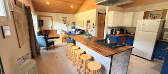 Cozy Beach Cottage - Oceanview Walk To The Beach & Pet Friendly
