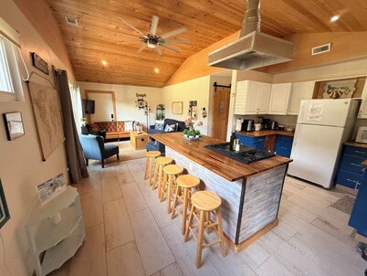 Cozy Beach Cottage - Oceanview Walk To The Beach & Pet Friendly