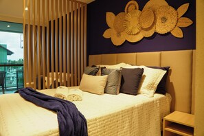 Tabla de planchar con plancha, wifi, ropa de cama