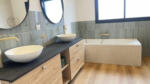 Dusche, Haartrockner, Bidet, Handtücher