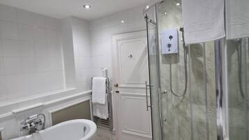 Superior Double Room | Bathroom