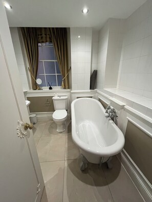 Superior Double Room | Bathroom | Towels, soap, shampoo, toilet paper - The Town House Restaurant with Rooms (Arundel)