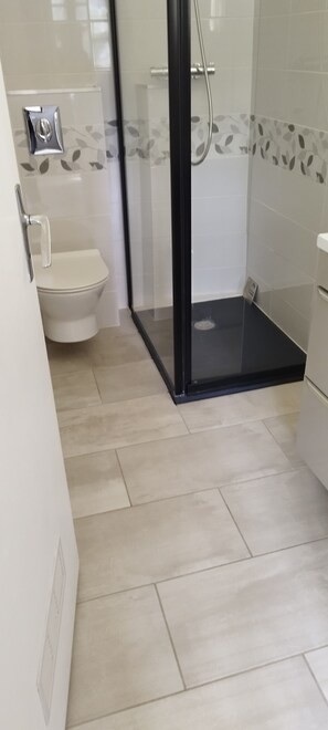 Shower, hair dryer, towels, toilet paper - Vrbo Property (Cairon)