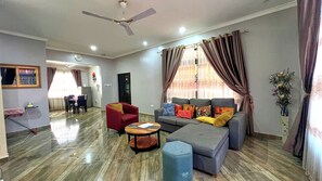 Living area - FranGee Mountain Cool Breeze/24hr solar backup/familyapartment (Accra)
