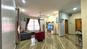 Smart TV, video library - FranGee Mountain Cool Breeze/24hr solar backup/familyapartment (Accra)