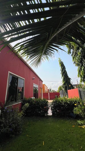 Property grounds - FranGee Mountain Cool Breeze/24hr solar backup/familyapartment (Accra)
