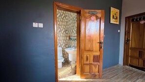 Bathroom - FranGee Mountain Cool Breeze/24hr solar backup/familyapartment (Accra)
