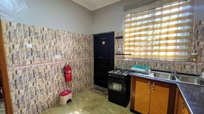 Fridge, microwave, stovetop, electric kettle - FranGee Mountain Cool Breeze/24hr solar backup/familyapartment (Accra)