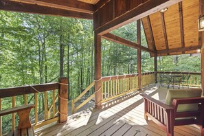 A wooden deck with a railing, a table, and a chair. - Quiet Retreat for Couples, Wi-Fi, Coz,y, Great Location (Rogers)