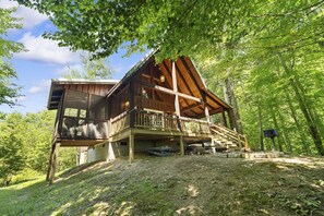 A wooden cabin with a balcony, surrounded by trees. - Quiet Retreat for Couples, Wi-Fi, Coz,y, Great Location (Rogers)