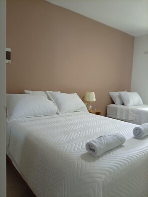 Habitación triple Confort | Ropa de cama hipoalergénica, wifi gratis, ropa de cama