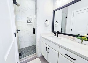 Douche, serviettes fournies, shampoing