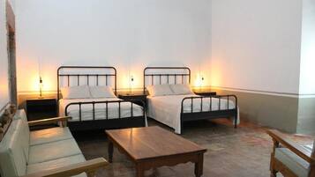 Habitación doble Confort, vista al jardín | Tabla de planchar con plancha y wifi gratis