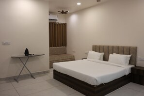 Junior Suite | Desk, laptop workspace, free WiFi - Manjushree Hotel & Resort (Ujjain)
