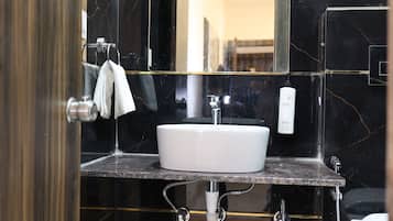 Grand Suite | Bathroom | Shower, free toiletries, towels, soap